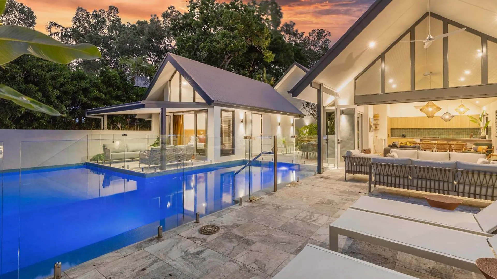 Nyaraló Sea Pavilion - Luxury Home Sleeps 12 Guests Port Douglas Ausztrália