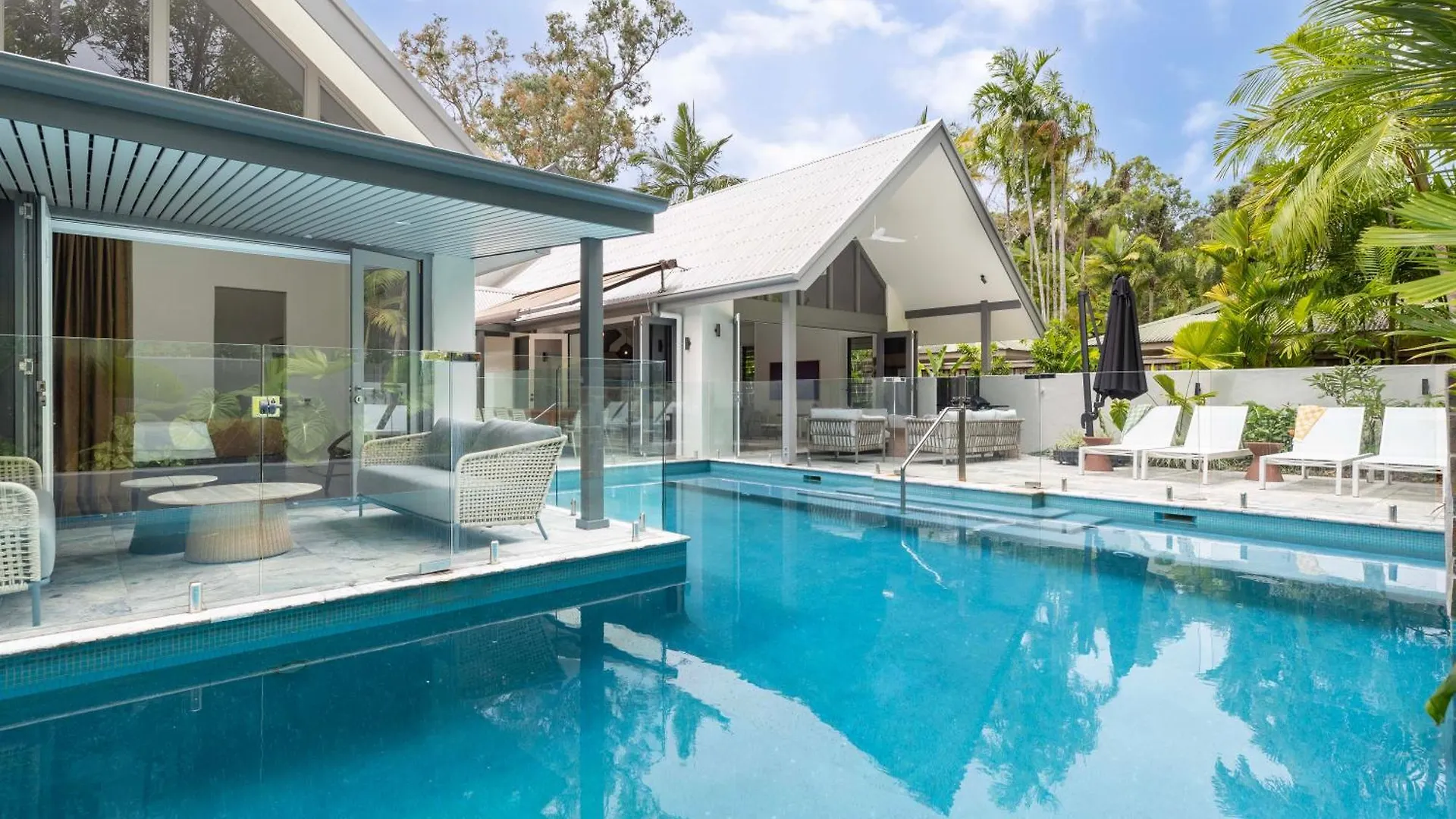 Nyaraló Sea Pavilion - Luxury Home Sleeps 12 Guests Port Douglas