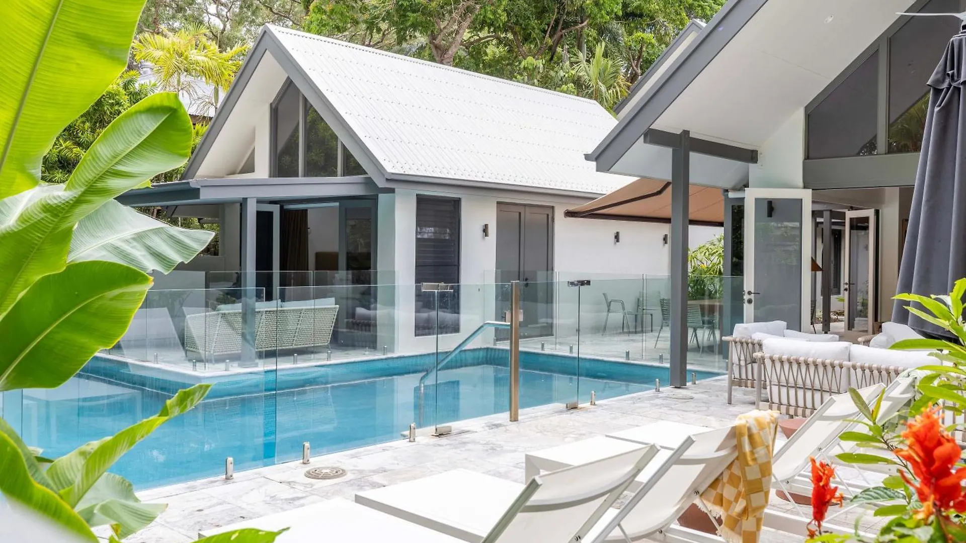 Nyaraló Sea Pavilion - Luxury Home Sleeps 12 Guests Port Douglas