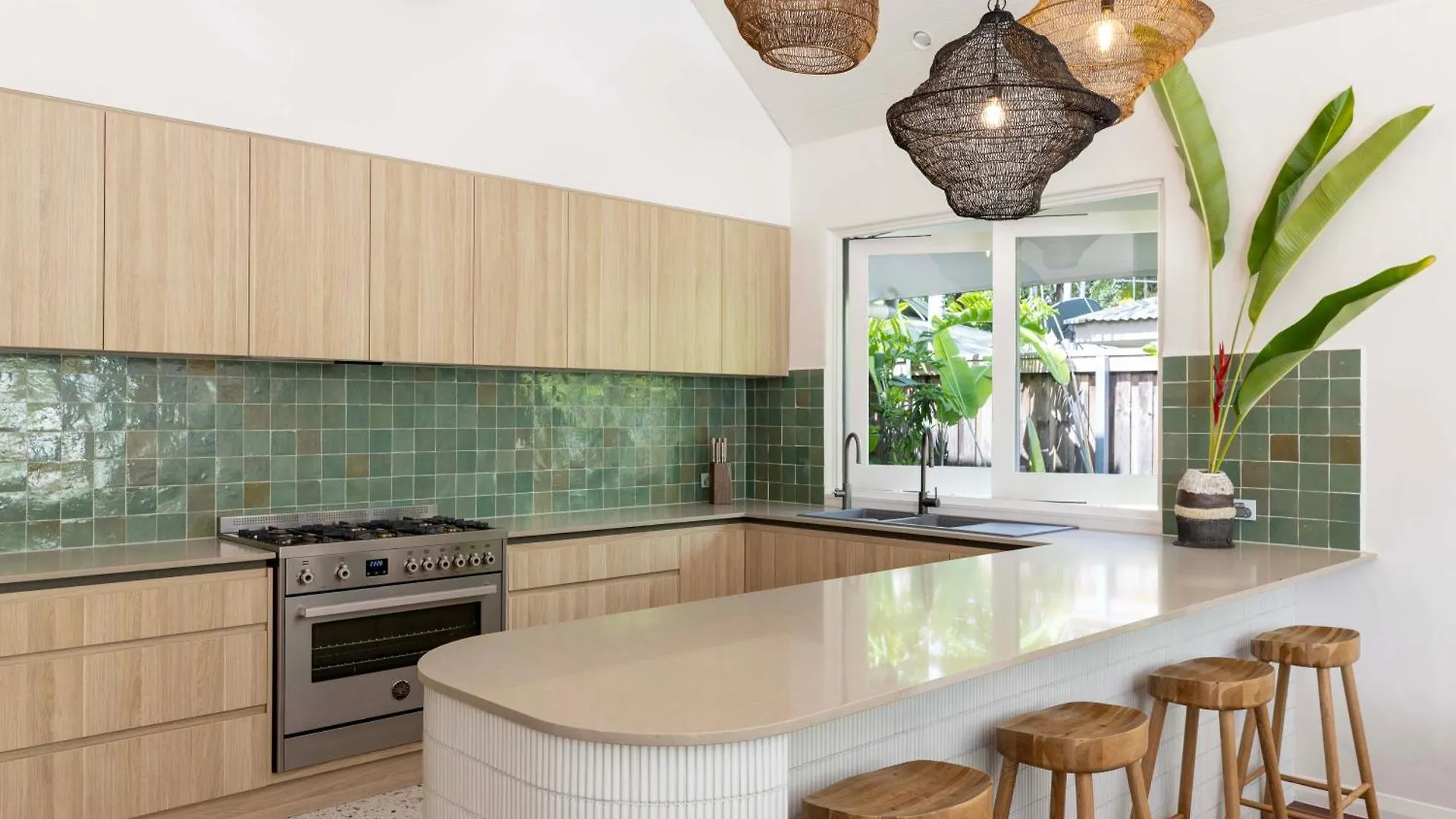 Sea Pavilion - Luxury Home Sleeps 12 Guests Port Douglas